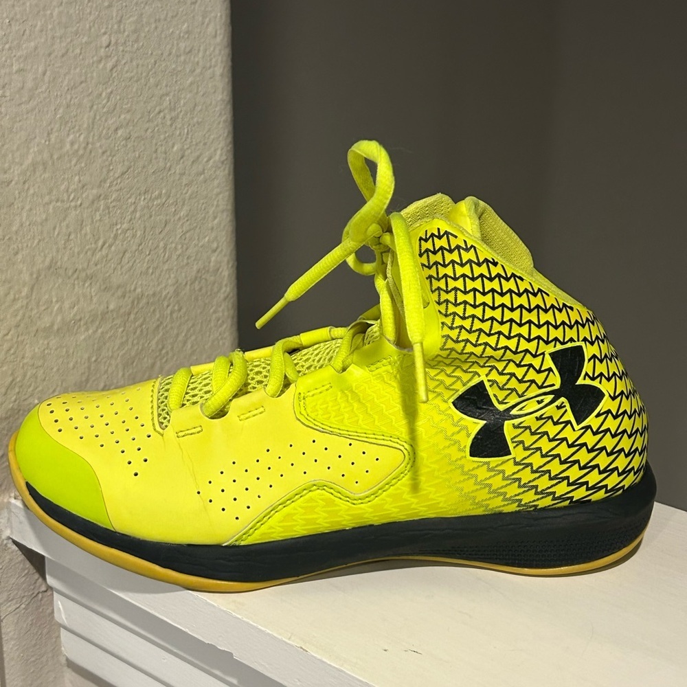 Under Armour Youth Size 5Y US  1251664-731 Clutch fit Lightning Basketball - Picture 4 of 9
